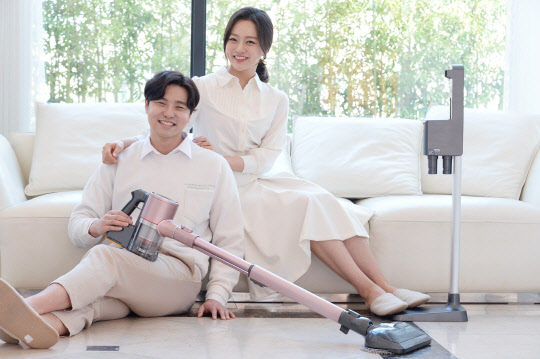 LG전자가 7일 새로운 컬러 '블라썸 핑크(Blossom Pink)'를 적용한 코드제로 A9을 출시했다. LG전자는 블러썸 핑크 출시를 기념해 유방암 환자를 돕는 '핑크리본' 캠페인도 동참한다. 모델이 LG전자 코드제로 A9 블라썸 핑크를 소개하고 있다.    LG전자 제공